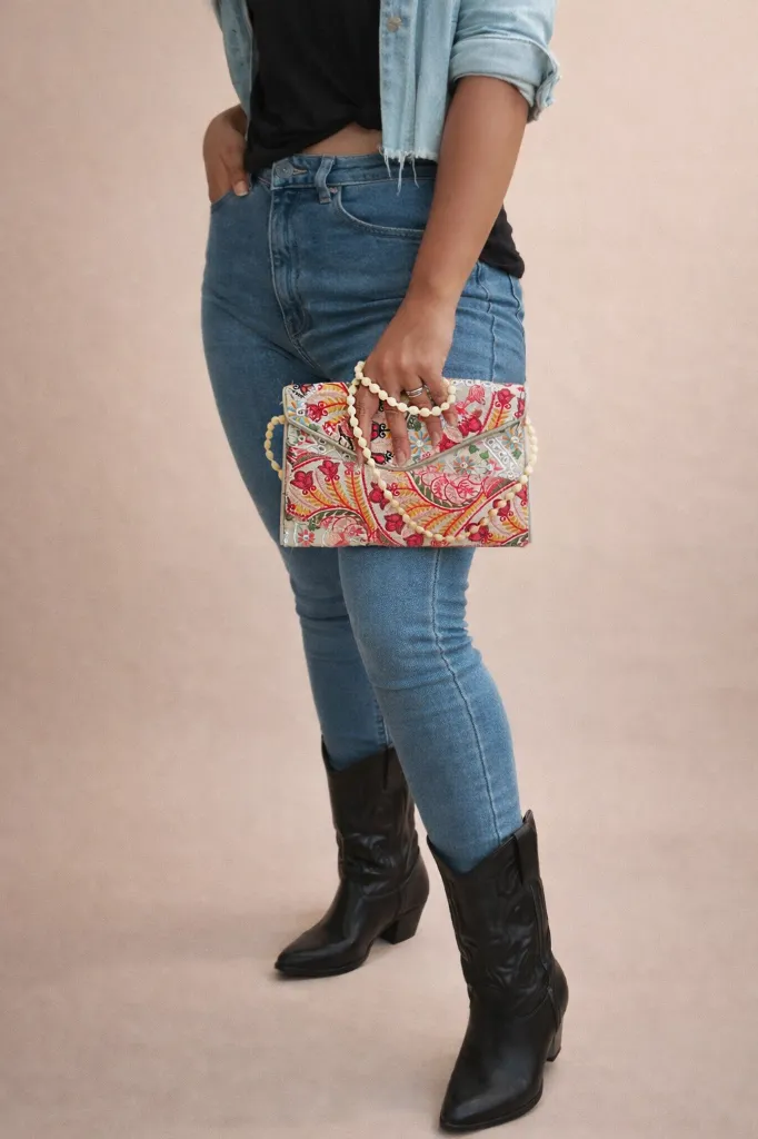 cluch blanco puesto.webp