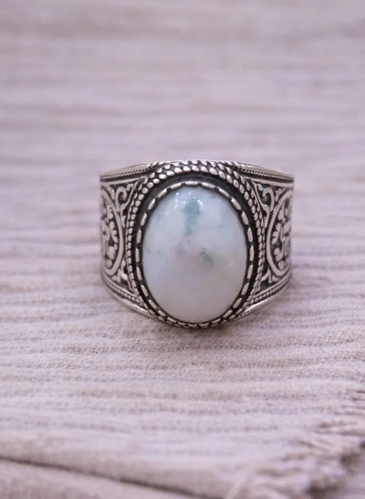 anillo piedra blanca.webp