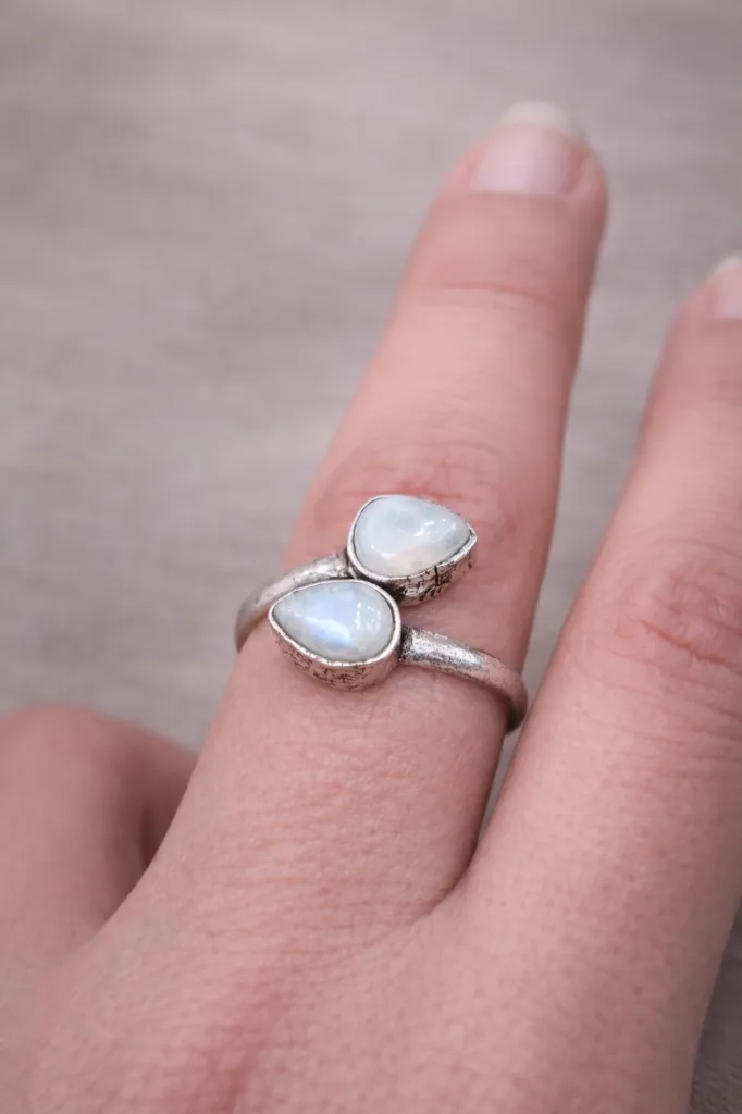 anillo 2 piedras blancas.webp