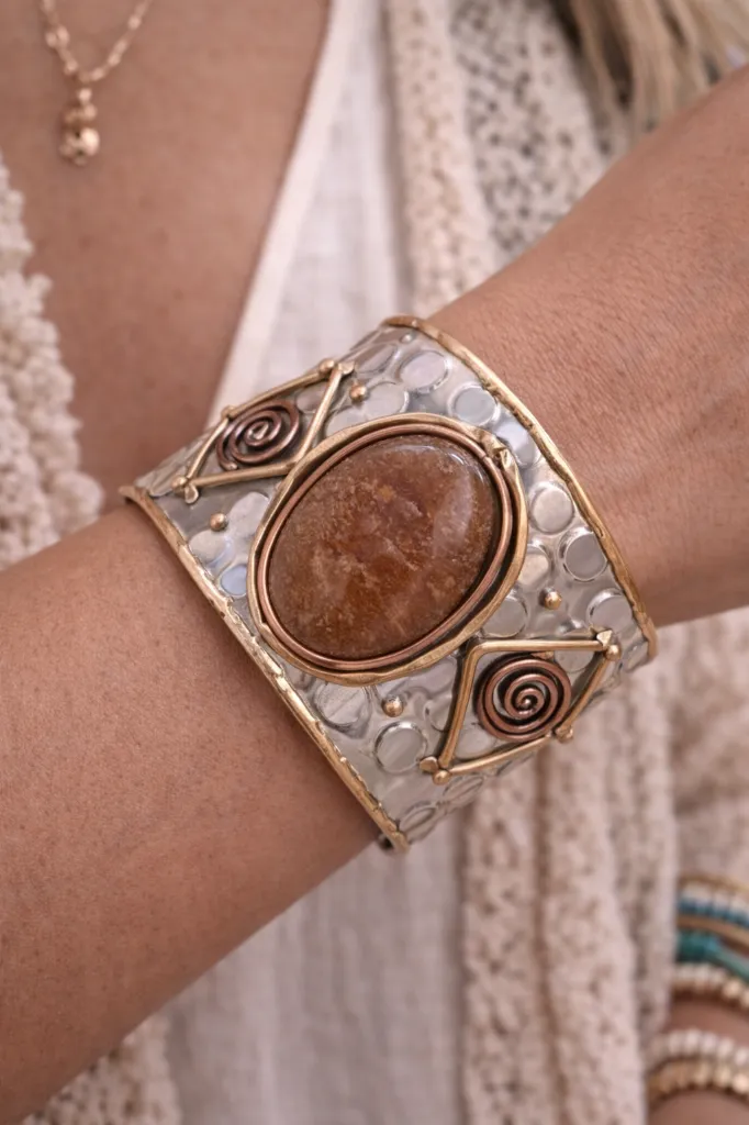 brazalete marron puesto.webp