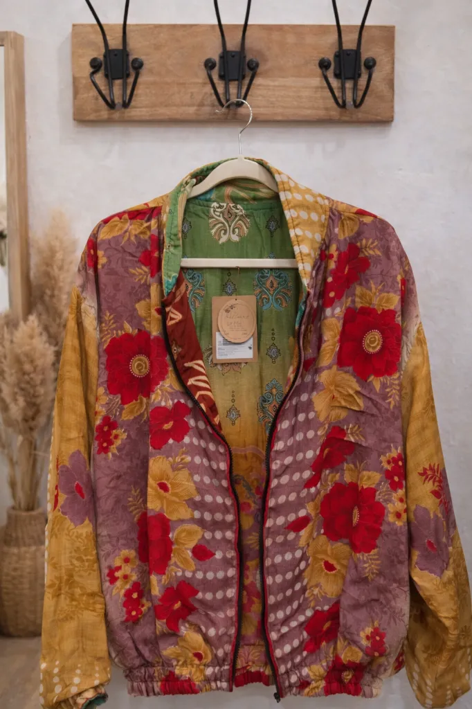 amarilla colgada.webp