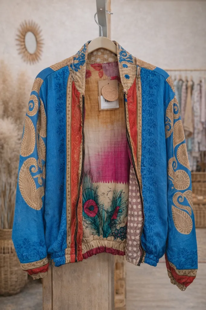 azul y rosa colgada.webp