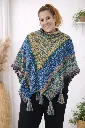 poncho azul puesto.webp