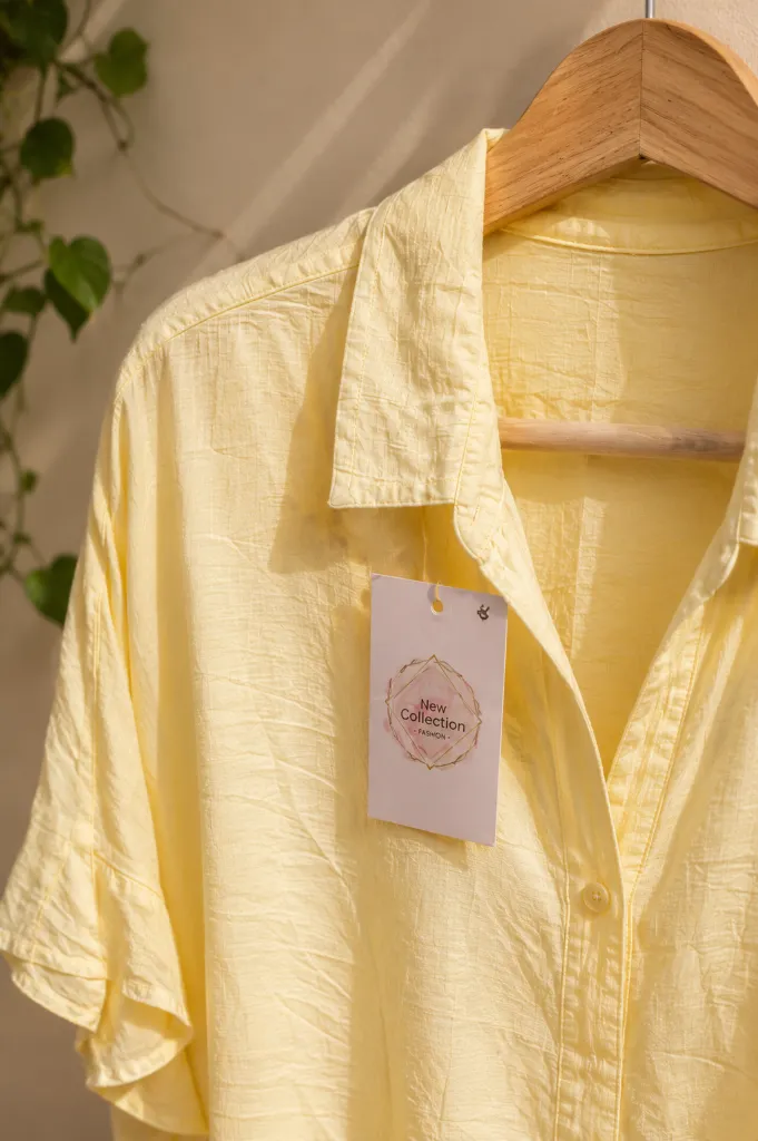 detalle camisa amarilla.webp
