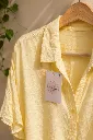 detalle camisa amarilla.webp