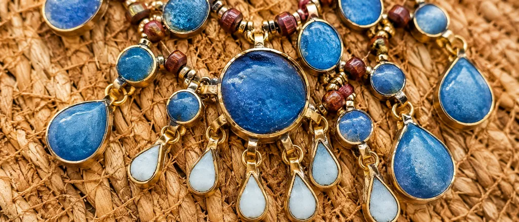COLLAR AZUL DETALLE.webp
