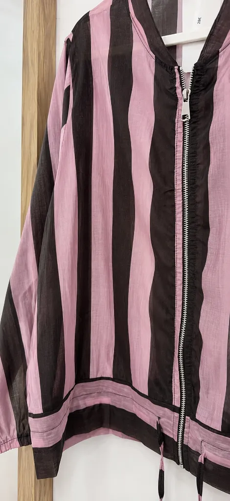 bomber morada detalle.webp