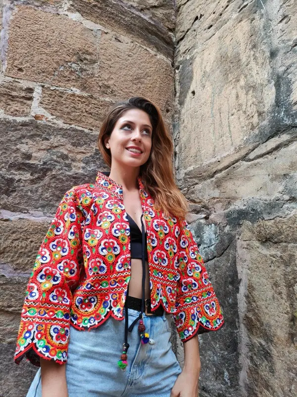 CHAQUETA CHACKARI CON BORDADOS ARTESANALES