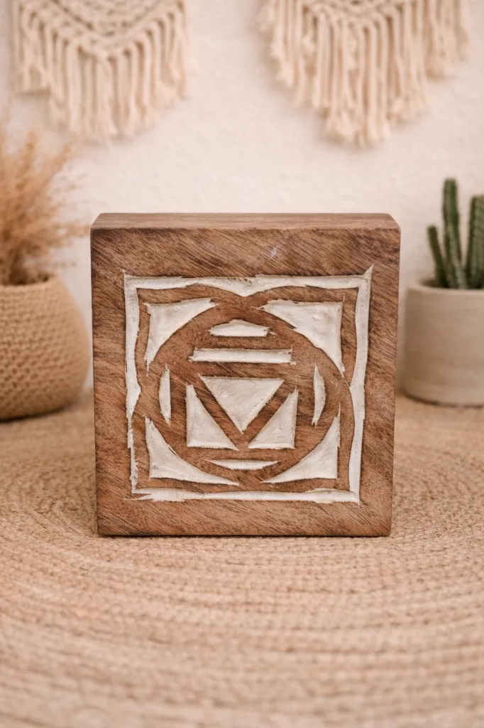 CAJA DE MADERA TALLADA