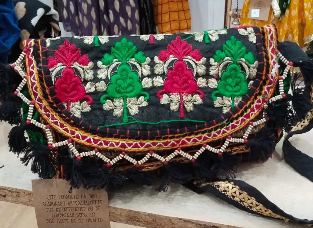 BOLSO CLUCH BANJANA FLECOS