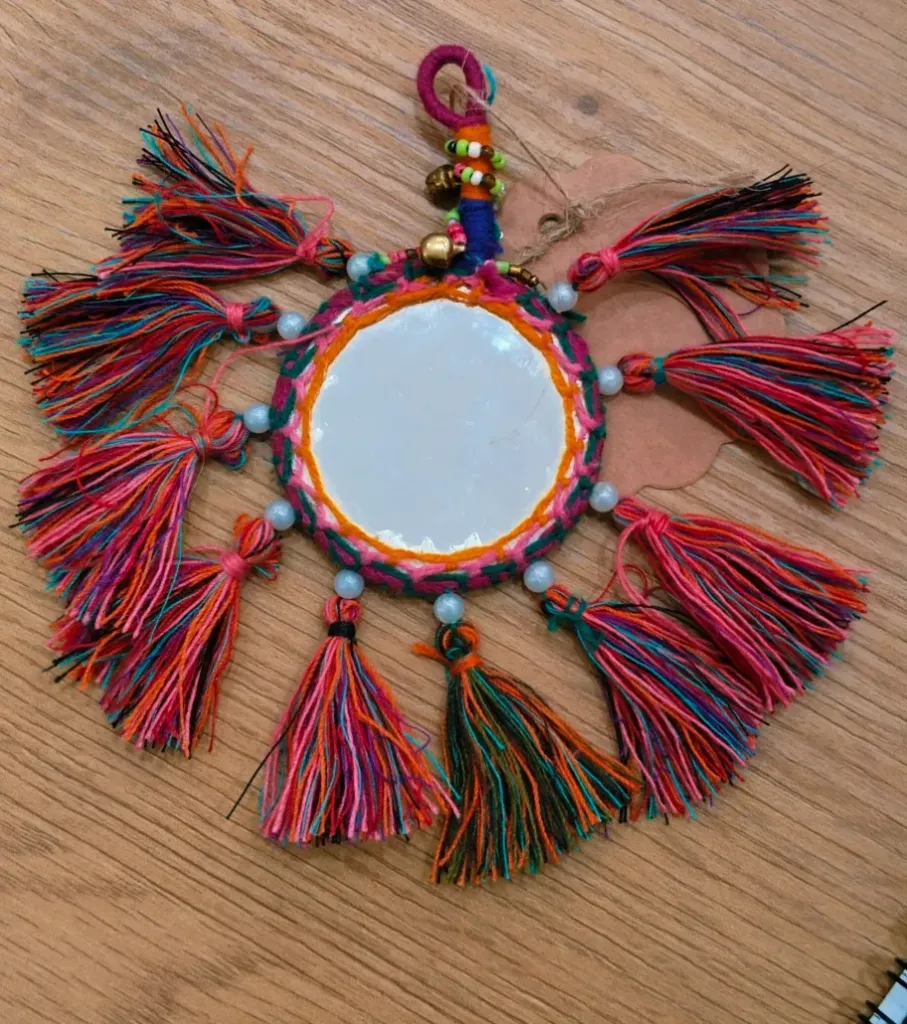 LLAVERO CON ESPEJO Y FLECOS