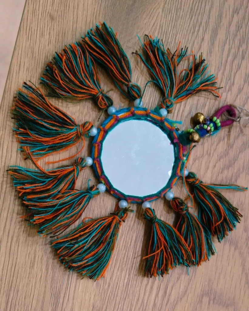 LLAVERO CON ESPEJO Y FLECOS